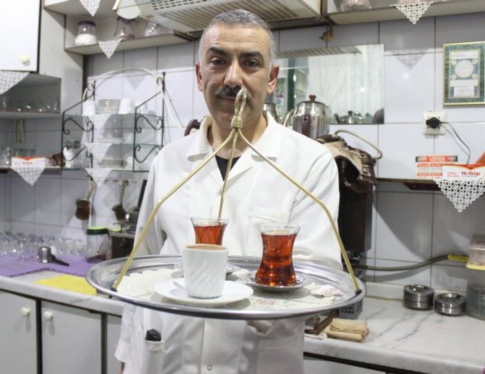 Elektrikli kaykayla servis yapan çaycı