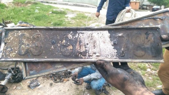 Manisa'da gencin otomobili kül oldu