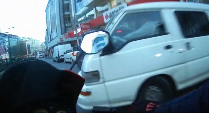 İstanbul’da minibüs sürücüsü motosikletliye çarptı