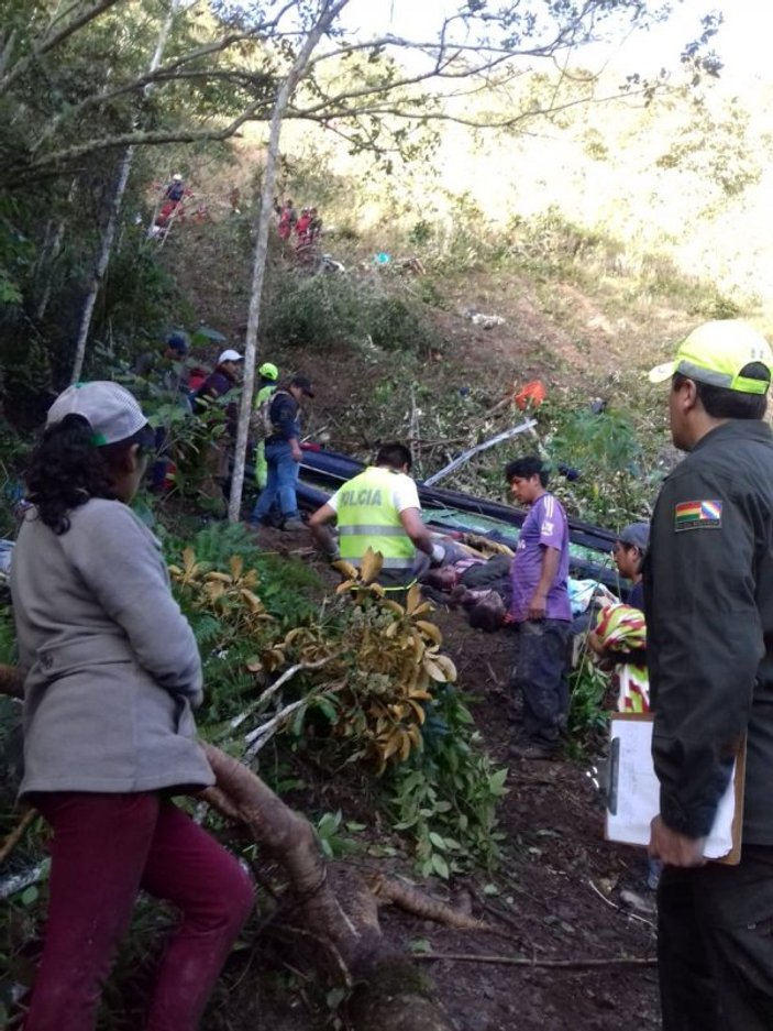 Bolivya'da otobüs uçuruma yuvarlandı: 25 ölü