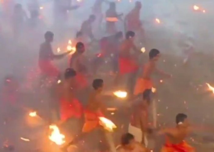 Hindistan'da bir garip etkinlik: Ateş Festivali