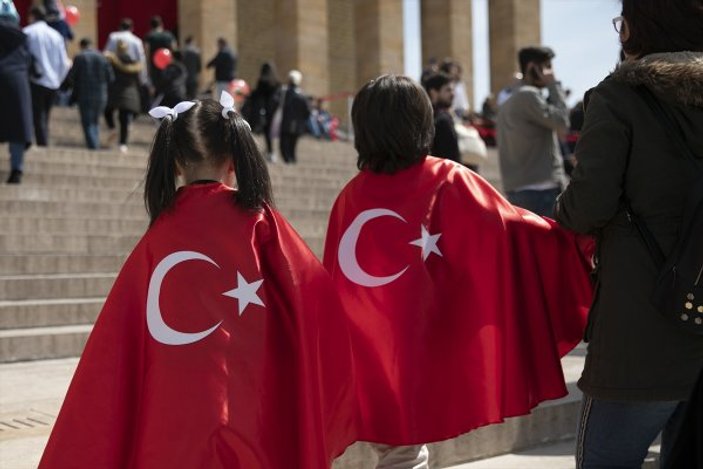 Binlerce kişi Anıtkabir'e akın etti