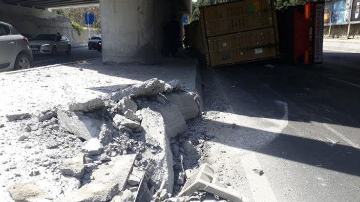 Bakırköy'de köprüye sıkışan tır devrildi