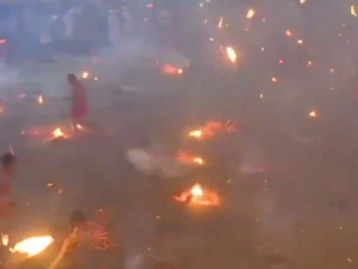 Hindistan'da bir garip etkinlik: Ateş Festivali