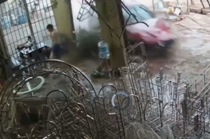 Vietnamlı gencin kazadan kurtulma anı kamerada