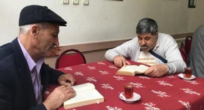 Sivas'ta bir kahvehanede kitap okuyana ücretsiz servis