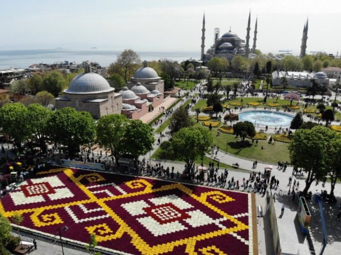 Dünyanın en büyük lale halısı Sultanahmet'te