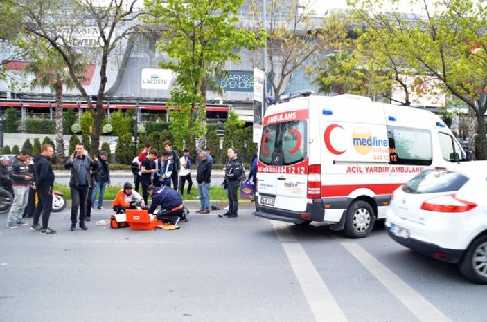 Bakırköy’de motosiklet yayaya çarptı