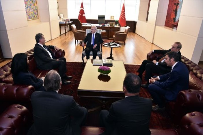 Kemal Kılıçdaroğlu'nun odasında yer alan kendi heykeli