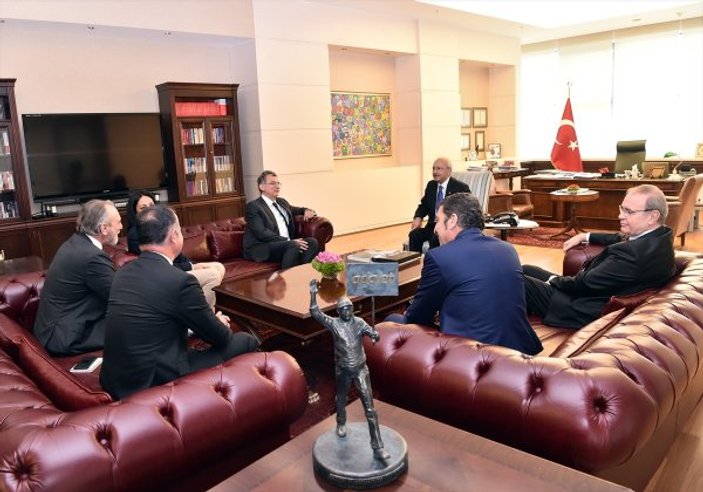 Kemal Kılıçdaroğlu'nun odasında yer alan kendi heykeli