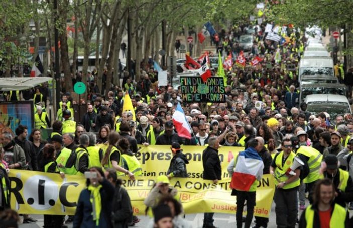 Sarı Yelekliler Paris'te eylem yaptı