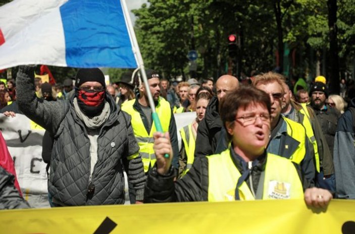 Sarı Yelekliler Paris'te eylem yaptı