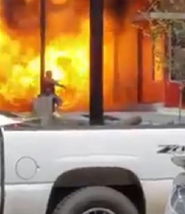 ABD'de yanan aracın yanındaki keyif patlamayla son buldu