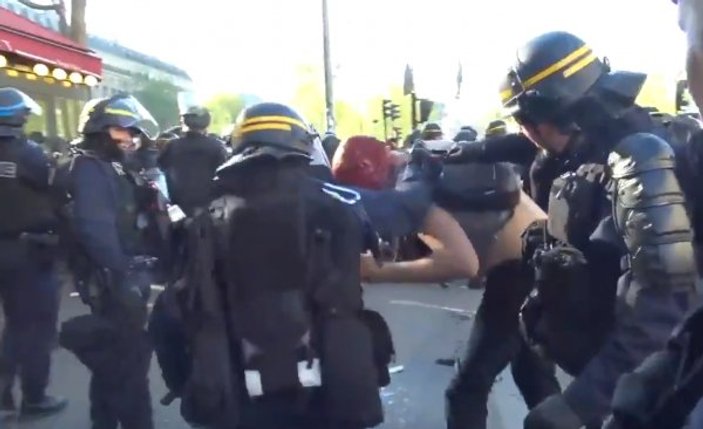 Fransız polisi göstericinin kafasını jopladı