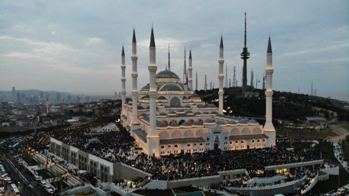 Çamlıca Camii’nde sabah namazı