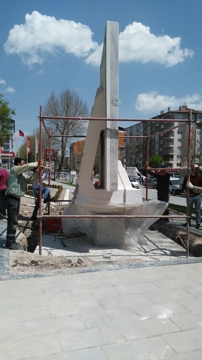 Kütahya Belediyesi'nin ilk icraatı heykel anıtı oldu