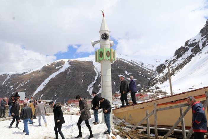 Rize'de kışın indirilen minare kaldırıldı
