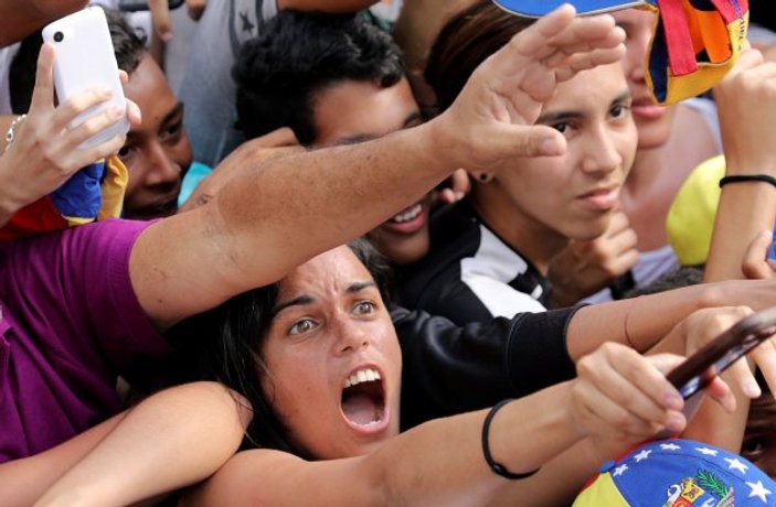 Venezuela'daki darbe yanlılarından mutluluk gözyaşı