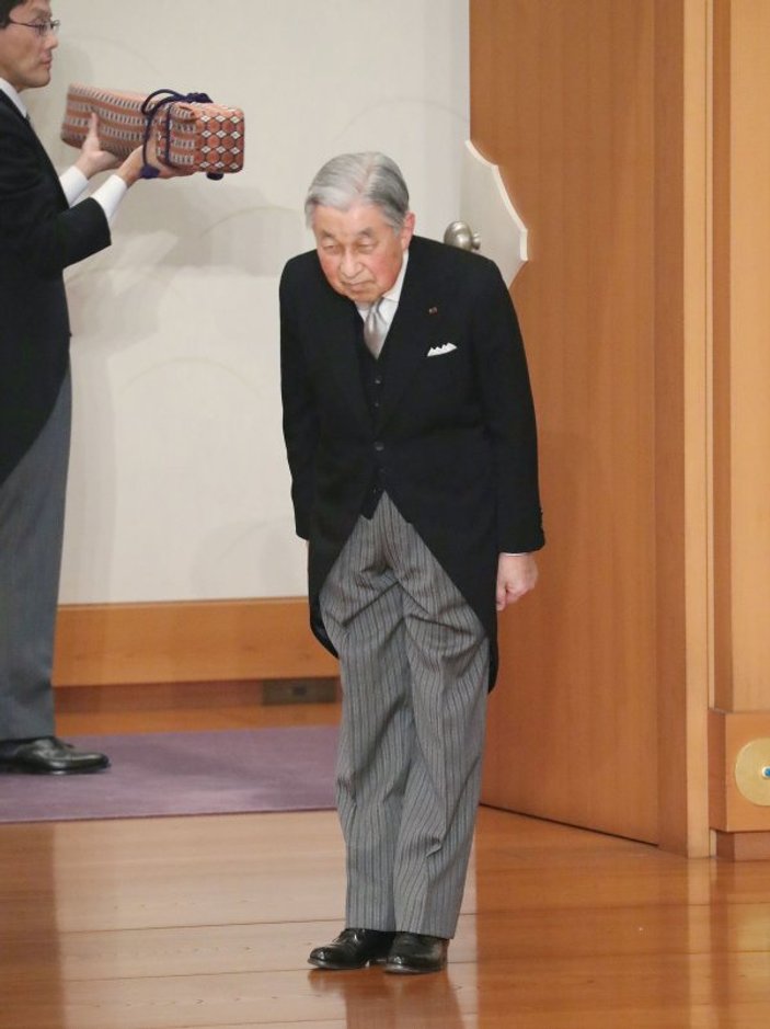 İmparator Akihito görevden çekildi