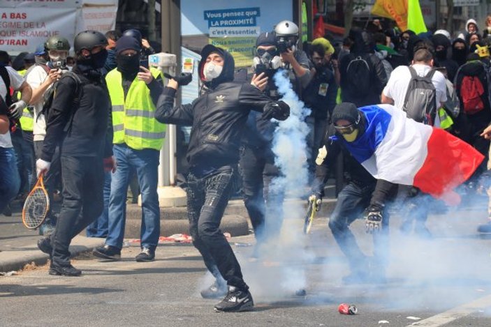 Fransız polisinden 1 Mayıs dayağı