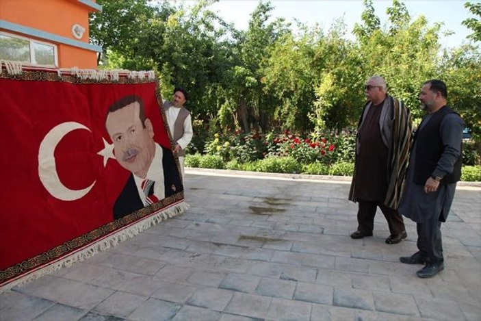 Cumhurbaşkanı Erdoğan'ın resmini ipek halıya dokudular