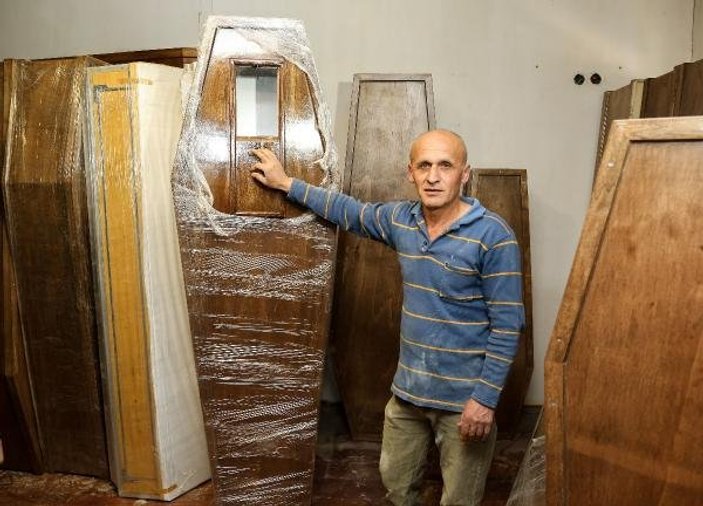 Antalyalı marangoz yabancılara tabut tasarlıyor