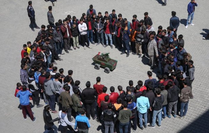 Van'da lise öğrencileri uzaktan kumandalı mini tank yaptı
