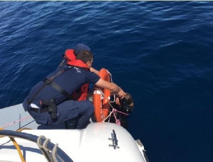 Ege'de göçmenleri taşıyan bot battı: 8 ölü