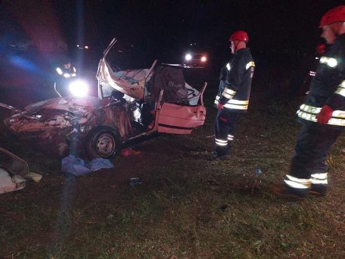 Sollamaktan vazgeçen araç yine de kaza yaptı: 2 ölü