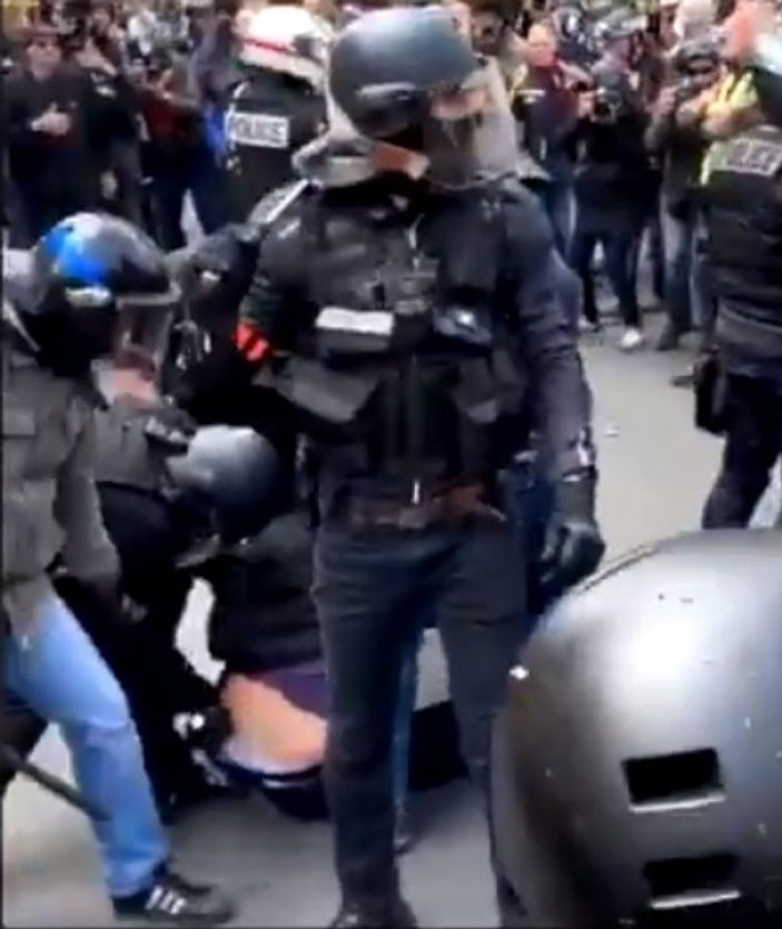 Fransız polisi göstericiyi copla taciz etti