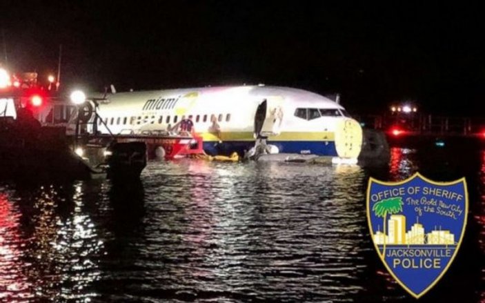 ABD'de yolcu uçağı nehre indi