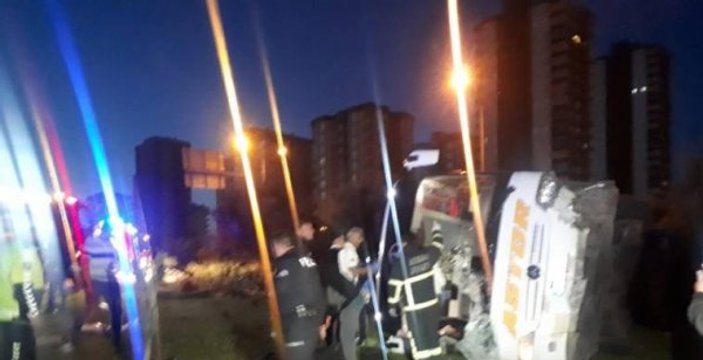 Adana'da yolcu otobüsü devrildi: 2 ölü 23 yaralı