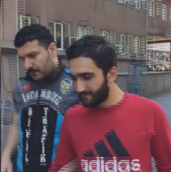 İstanbul'da kaputu açık ilerleyen sürücü yakalandı