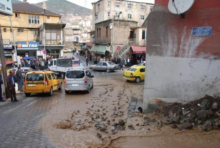 Bitlis'te kanalizasyon borusu patladı