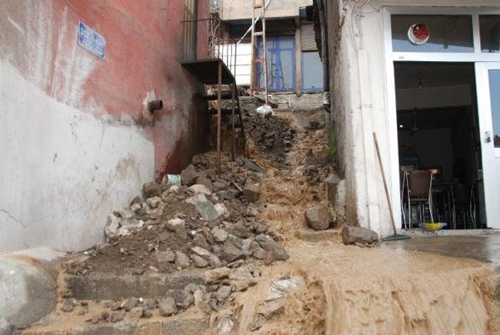 Bitlis'te kanalizasyon borusu patladı