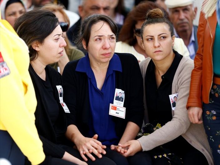 Şehit Yüzbaşı Özdemir'in annesi cenazeye sağlık ekipleriyle geldi