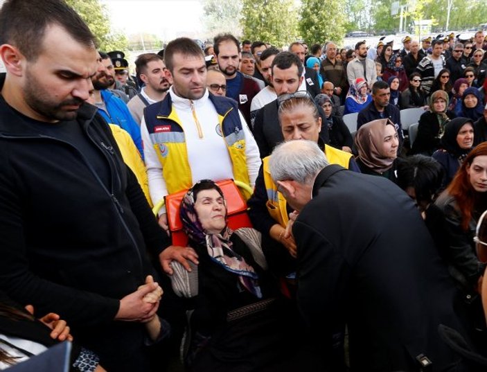 Şehit Yüzbaşı Özdemir'in annesi cenazeye sağlık ekipleriyle geldi