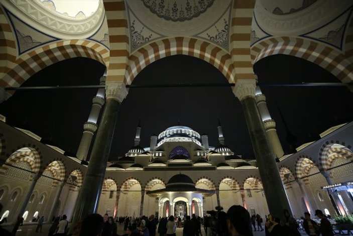 Büyük Çamlıca Camii'nde ilk teravih