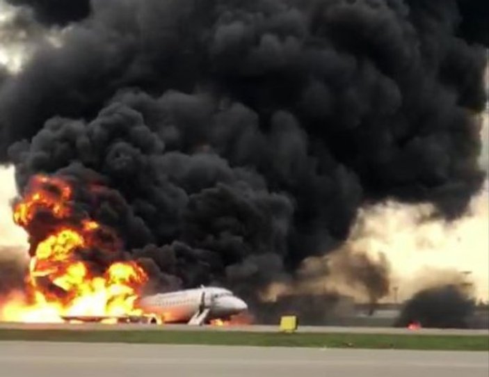 Rusya'daki uçak yangınının içeriden görüntüsü
