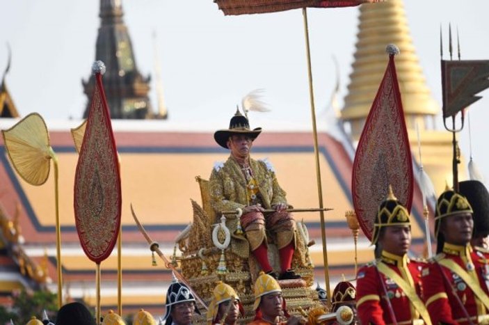 Tayland'da 3 gün süren taç giyme töreni