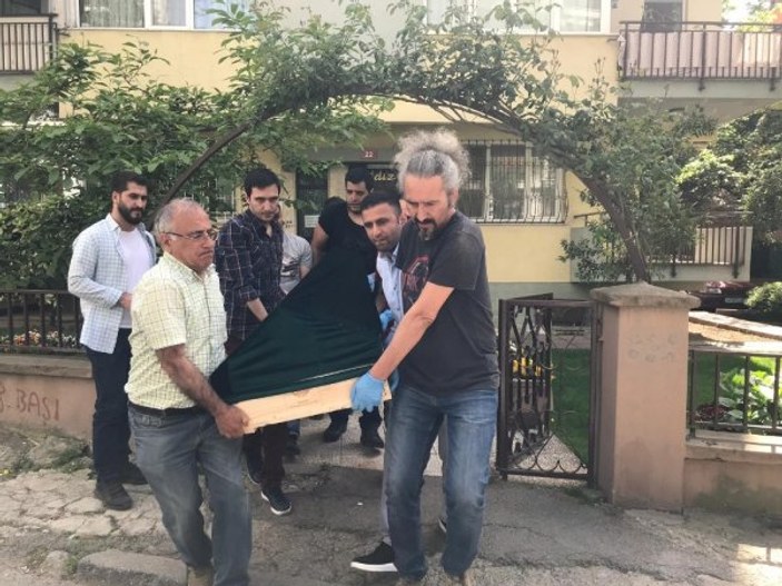 Kadıköy'de tartıştığı eşini defalarca bıçakladı