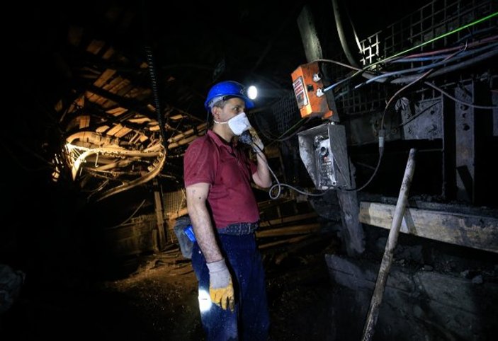 Soma'da madenciler görev başında iftar yaptı