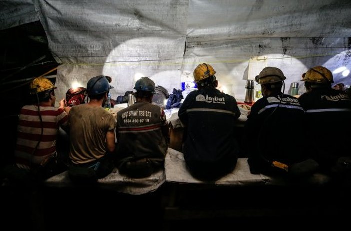 Soma'da madenciler görev başında iftar yaptı