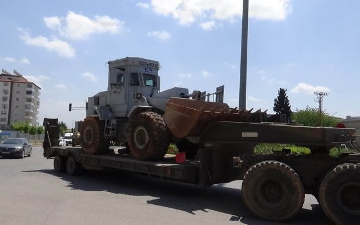 Zırhlı iş makineleri Suriye'ye gönderildi