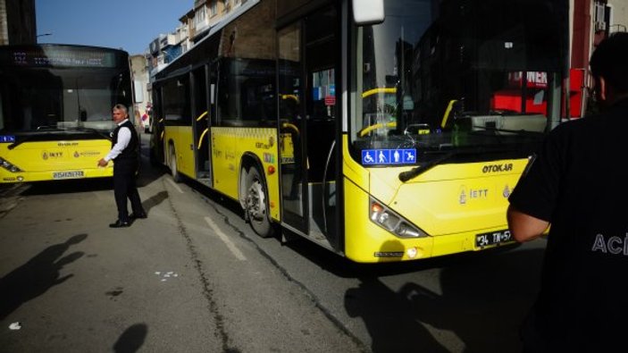 İstanbul'da yolun ortasında duran yayaya otobüs çarptı
