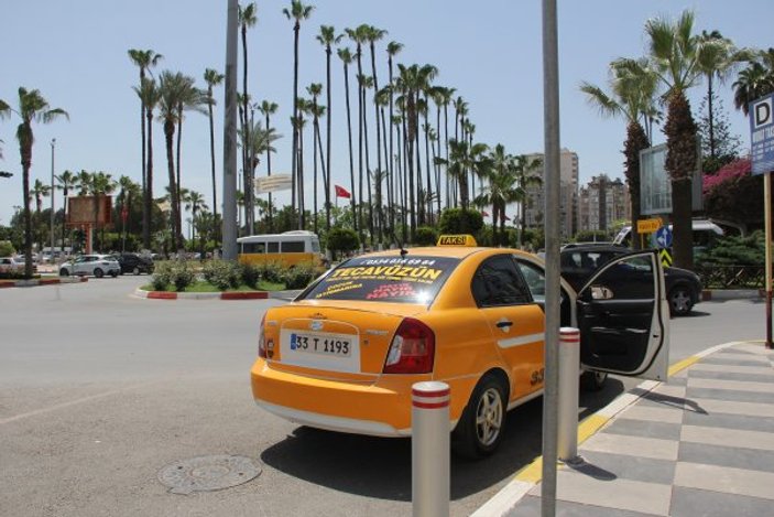 Mersin'de taksicinin duyarlılığı görenleri ağlattı
