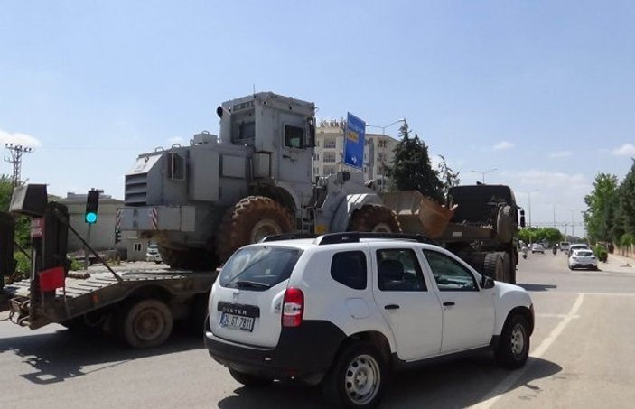 Zırhlı iş makineleri Suriye'ye gönderildi