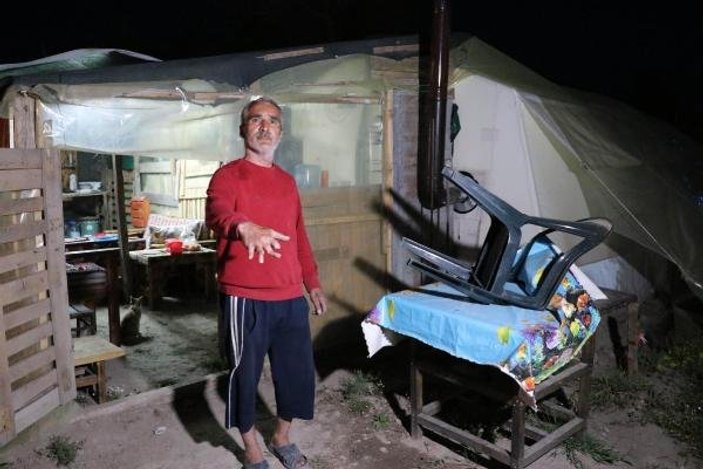 Depremzedeler çadır ve konteynerlerde iftar yaptı