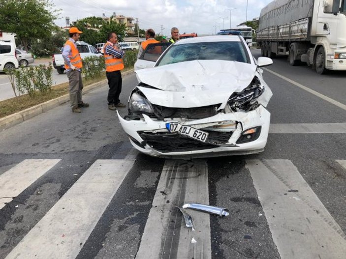 Antalya'da yaya geçidinde kaza: 2 yaralı