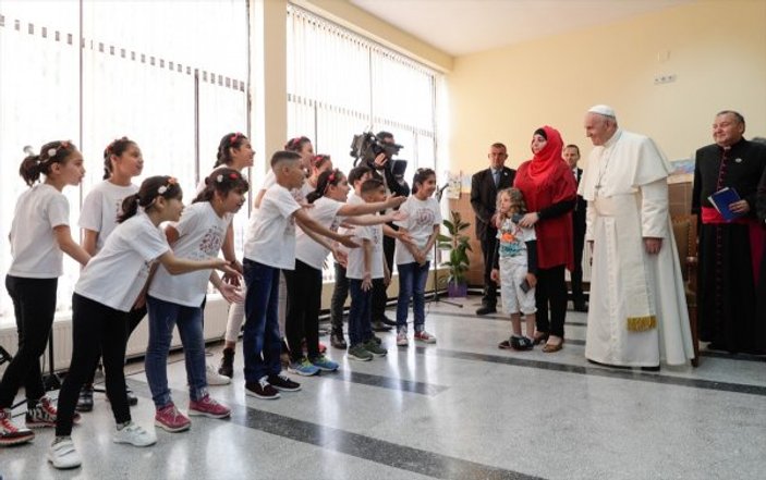Papa’dan Bulgaristan'daki mülteci kampa ziyaret
